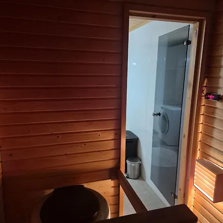 Three Bedroom Apartment, Sauna, Free Parking And Wifi Apartmán *